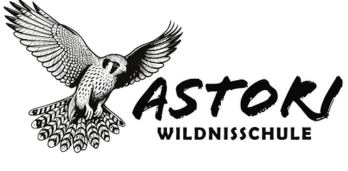 Bogenbaukurs – Vom Rohling zum eigenen Bogen Vier Tage draußen. Holz, Werkzeug, Feuer, Gemeinschaft – und am Ende ein selbst gebauter Bogen, der sich mit Stolz spannen lässt. Von Donnerstagnachmittag bis Sonntagnachmittag tauchen wir ein in die alte Kunst des Bogenbaus und in die Verbindung von Handwerk, Körper und Natur. Unter Anleitung entsteht aus einem Rohling dein ganz eigener Bogen – abgestimmt auf dich, deine Stärke und deinen Stil. Dazu baust du mehrere passende Pfeile, lernst ihre Balance und ihre Flugbahn kennen. Neben der Arbeit am Bogen gibt es immer wieder Zeit für Einblicke und Übungen im Primitivbogenschießen – so, wie es über Jahrtausende praktiziert wurde. Wir üben uns in alten Bewegungsarten, Wahrnehmung und prähistorischen Jagdmethoden mit dem Bogen. Die Tage verbringen wir unter freiem Himmel – am Feuer, im Gespräch, beim Feilen, Schnitzen, Testen. Übernachtet wird im Zelt oder unter der Plane, mitten in der Natur. Für das leibliche Wohl ist bestens gesorgt: Vollverpflegung mit Frühstück, Mittagessen und reichhaltigem Abendessen – selbstverständlich gibt es auch Wildbret über dem Feuer. Ein Kurs für alle, die mit ihren Händen etwas Echtes schaffen und die Verbindung von Handwerk, Natur und Geschichte erleben möchten. Am Ende nimmst du nicht nur deinen eigenen Bogen mit nach Hause – sondern auch das Wissen und Gefühl, etwas Ursprüngliches wiederentdeckt zu haben. Logo