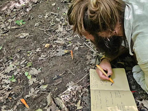 Zwei Menschen in Natur